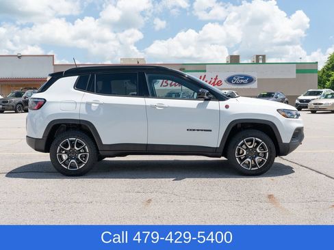 Used 2025 Jeep Compass Trailhawk AWD/4WD image 7