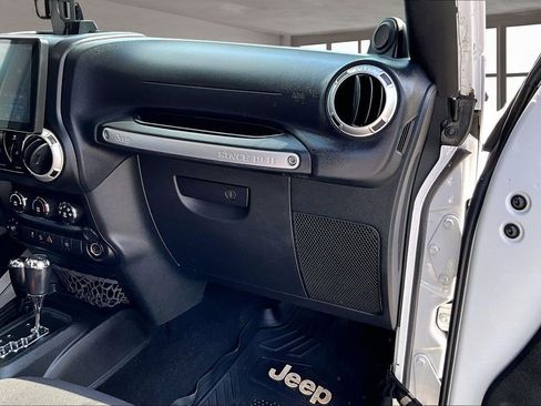 Used 2013 Jeep Wrangler Sahara w/ Dual Top Group AWD/4WD image 18