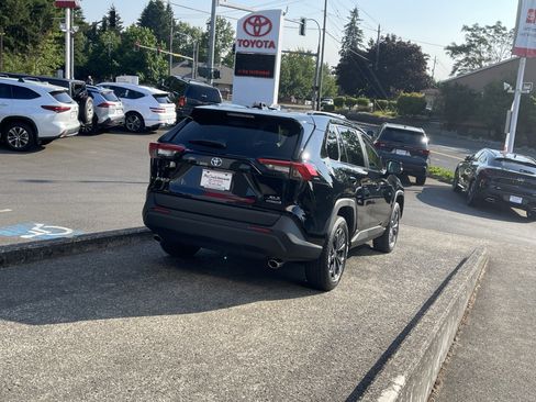 Certified 2022 Toyota RAV4 XLE Premium AWD/4WD image 6