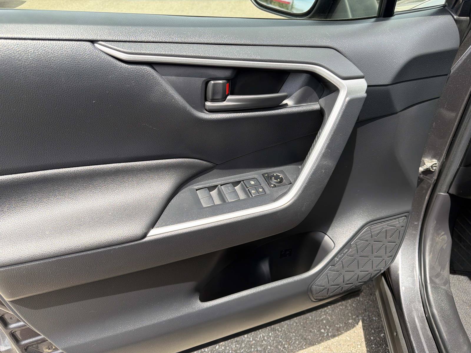 Used 2019 Toyota RAV4 LE w/ Carpet Mat Package FWD image 12
