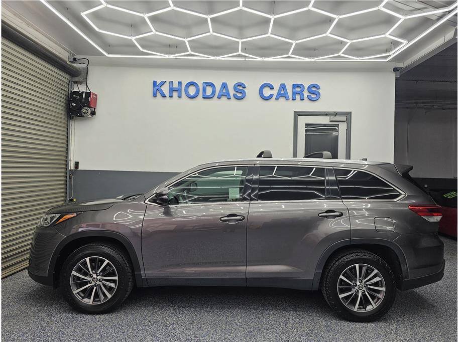 Used 2019 Toyota Highlander XLE FWD image 1