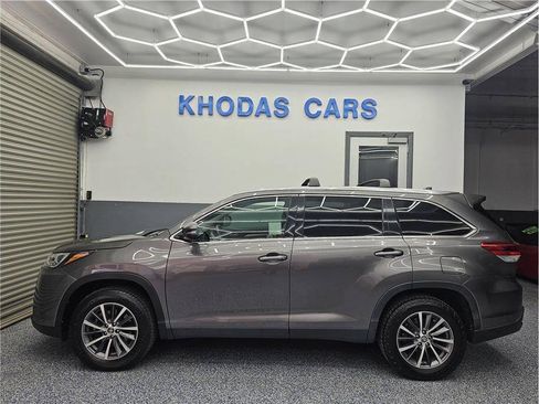 Used 2019 Toyota Highlander XLE FWD image 1