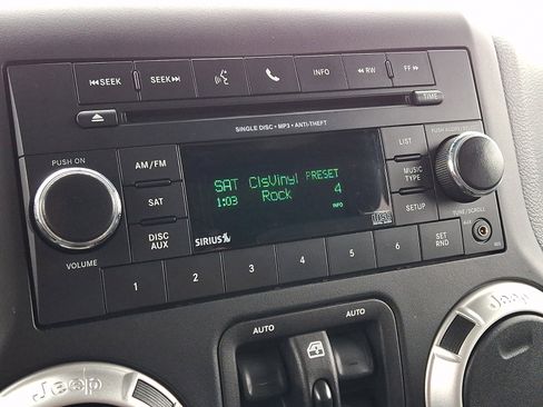 Used 2018 Jeep Wrangler Unlimited Sahara w/ Connectivity Group image 16