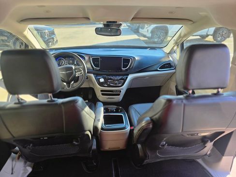 Used 2024 Chrysler Pacifica Touring-L FWD image 16