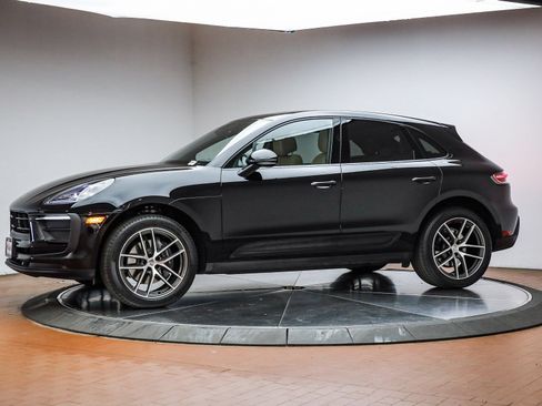 Certified 2025 Porsche Macan AWD/4WD image 2