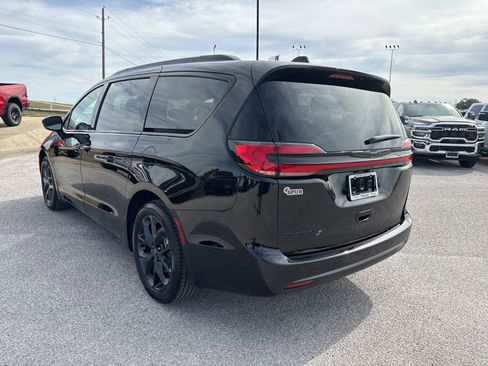New 2026 Chrysler Pacifica Select w/ S Appearance Package image 4