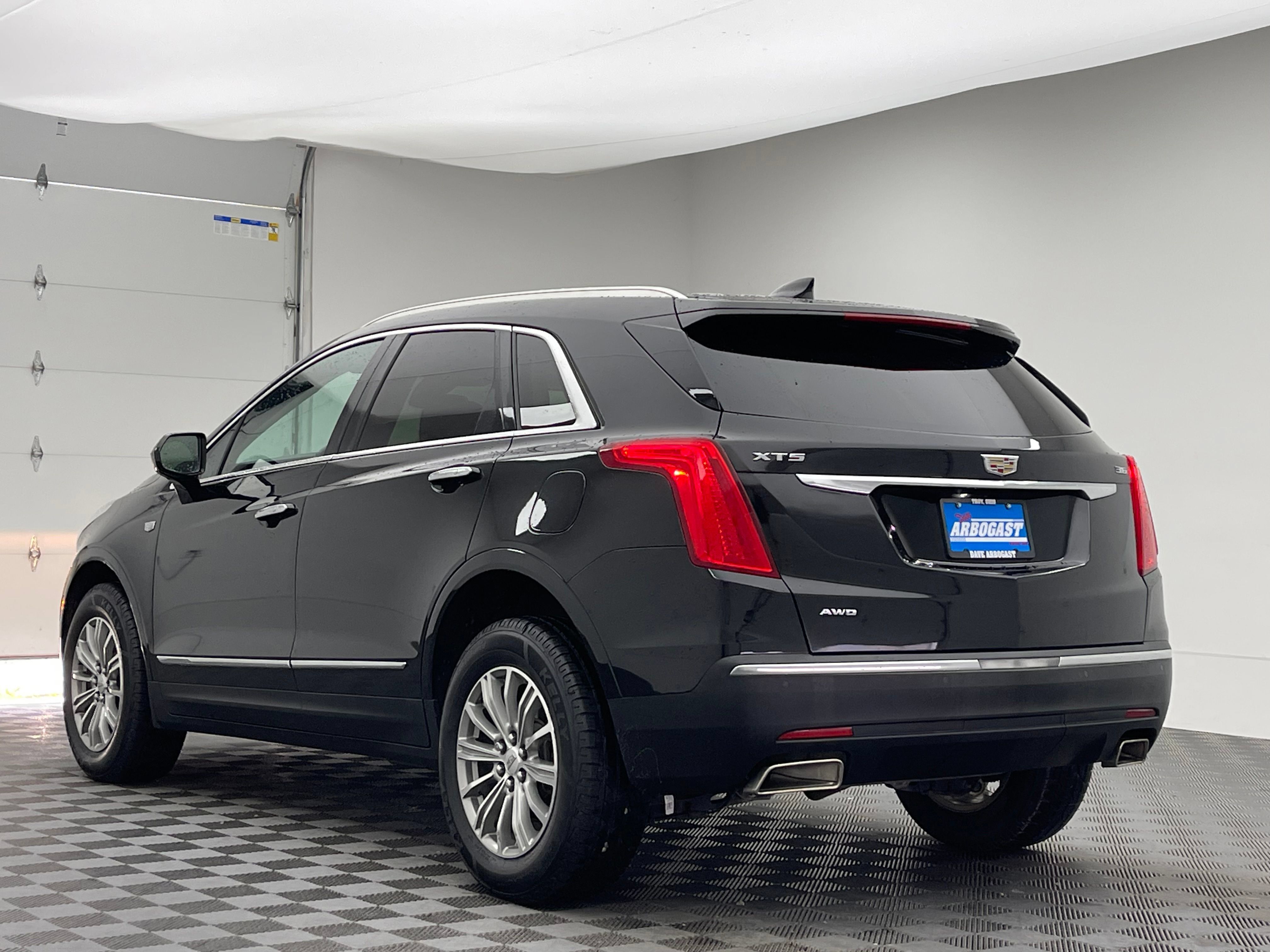 Used 2017 Cadillac XT5 Luxury w/ Driver Awareness Package AWD/4WD image 11