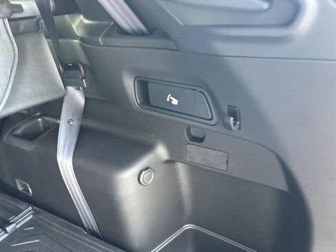 New 2025 Mitsubishi Outlander SE image 35