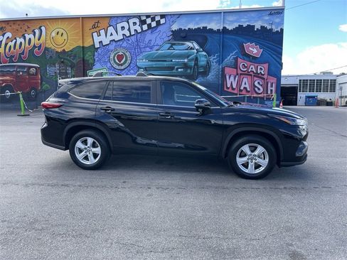 Used 2023 Toyota Highlander LE image 7