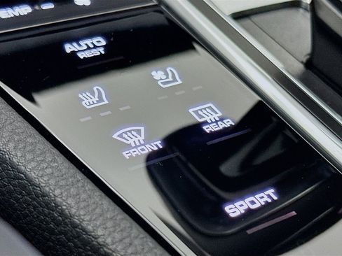 Certified 2023 Porsche Cayenne Platinum Edition image 22