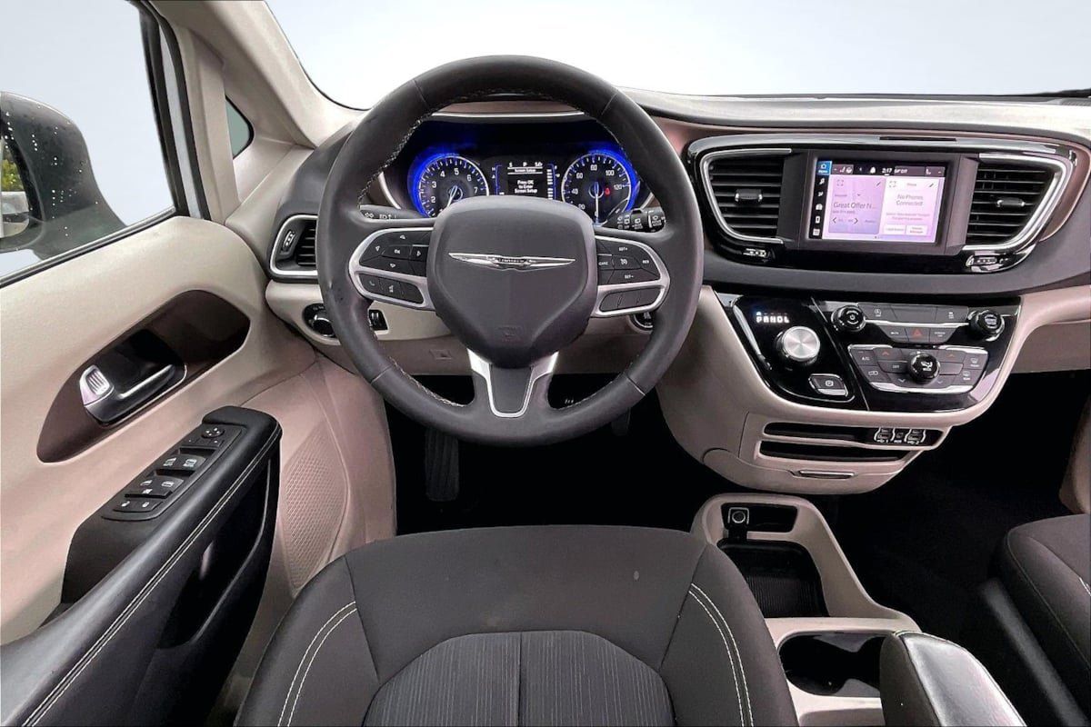 Used 2023 Chrysler Voyager LX FWD image 5