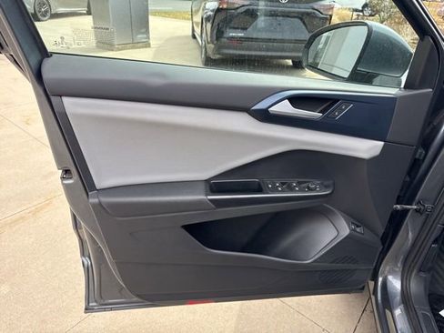 Used 2022 Volkswagen Taos SE w/ Panoramic Sunroof Package image 23