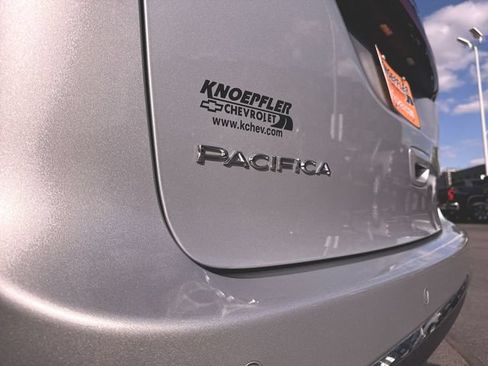Used 2024 Chrysler Pacifica Touring-L FWD image 30