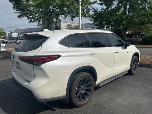 Used 2021 Toyota Highlander XLE AWD/4WD image 5