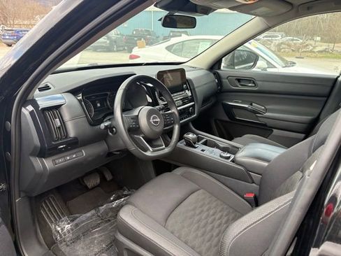 Used 2025 Nissan Pathfinder SV image 3