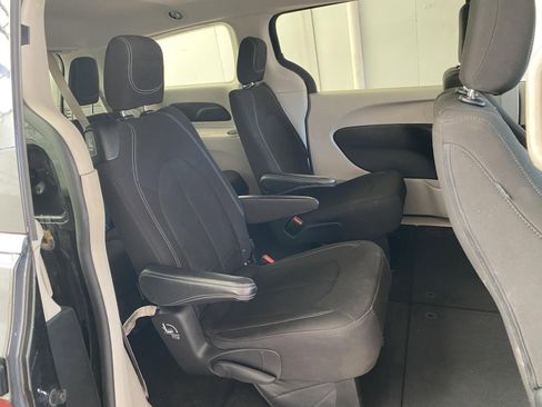 Used 2022 Chrysler Voyager LX image 11