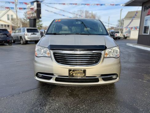 Used 2014 Chrysler Town & Country Touring-L w/ Trailer Tow Group FWD image 3