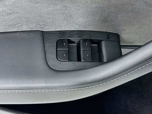 Used 2025 Tesla Model Y Long Range AWD/4WD image 18