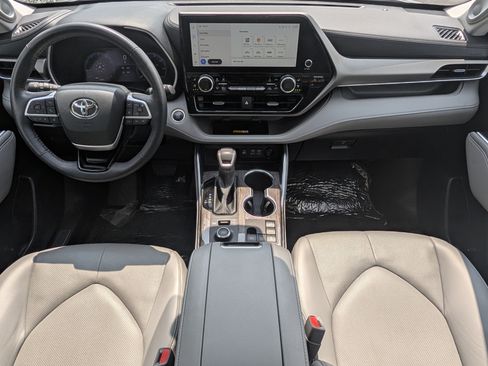 Used 2024 Toyota Highlander Limited AWD/4WD image 10