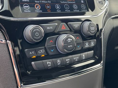 Used 2022 Jeep Grand Cherokee Limited AWD/4WD image 19