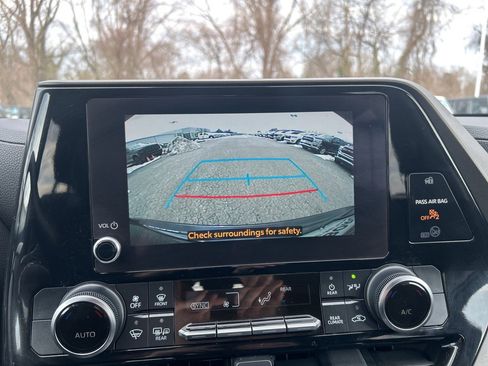 Used 2023 Toyota Highlander LE image 9