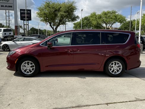 Used 2023 Chrysler Voyager LX FWD image 8