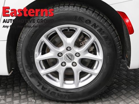 Used 2023 Chrysler Voyager LX image 8