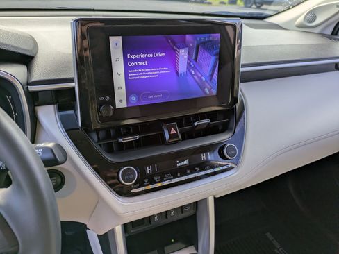 Used 2024 Toyota Corolla Cross XLE image 11