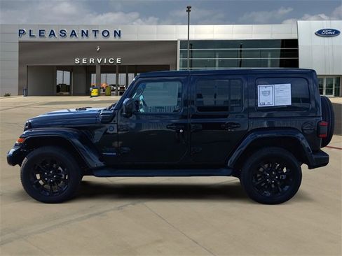 Used 2021 Jeep Wrangler Unlimited Sahara image 2