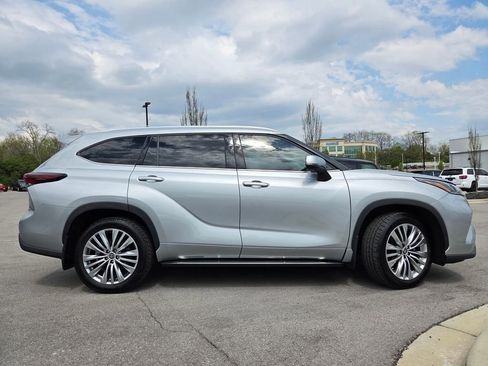 Used 2024 Toyota Highlander Platinum FWD image 30