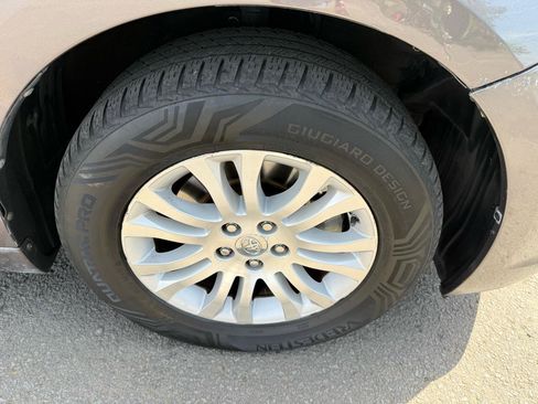 Used 2015 Toyota Sienna XLE w/ XLE Navigation Package FWD image 44