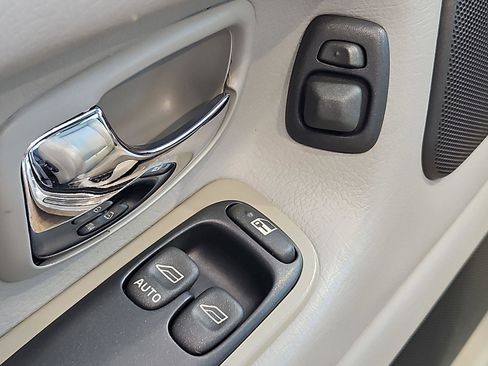 Used 2002 Volvo C70 HT image 24