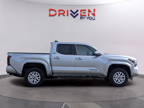 Used 2025 Toyota Tacoma SR5 image 6