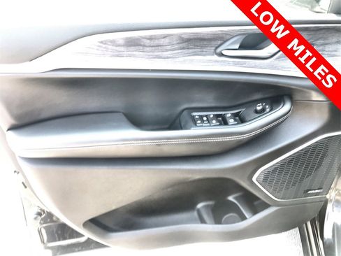 Used 2022 Jeep Grand Cherokee L Limited image 13