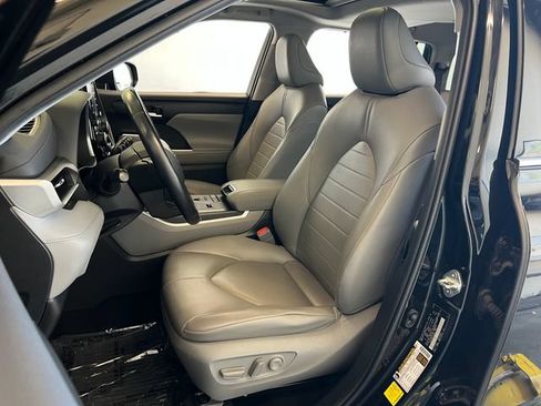 Used 2020 Toyota Highlander XLE FWD image 33
