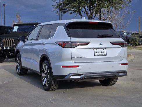 New 2026 Mitsubishi Outlander SE image 3
