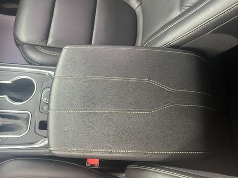 Used 2022 Chevrolet Traverse LT w/ LT Premium Package FWD image 21