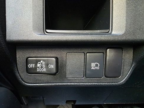 Used 2018 Toyota Tacoma SR image 18