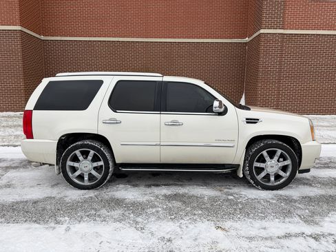Used 2011 Cadillac Escalade Luxury image 6