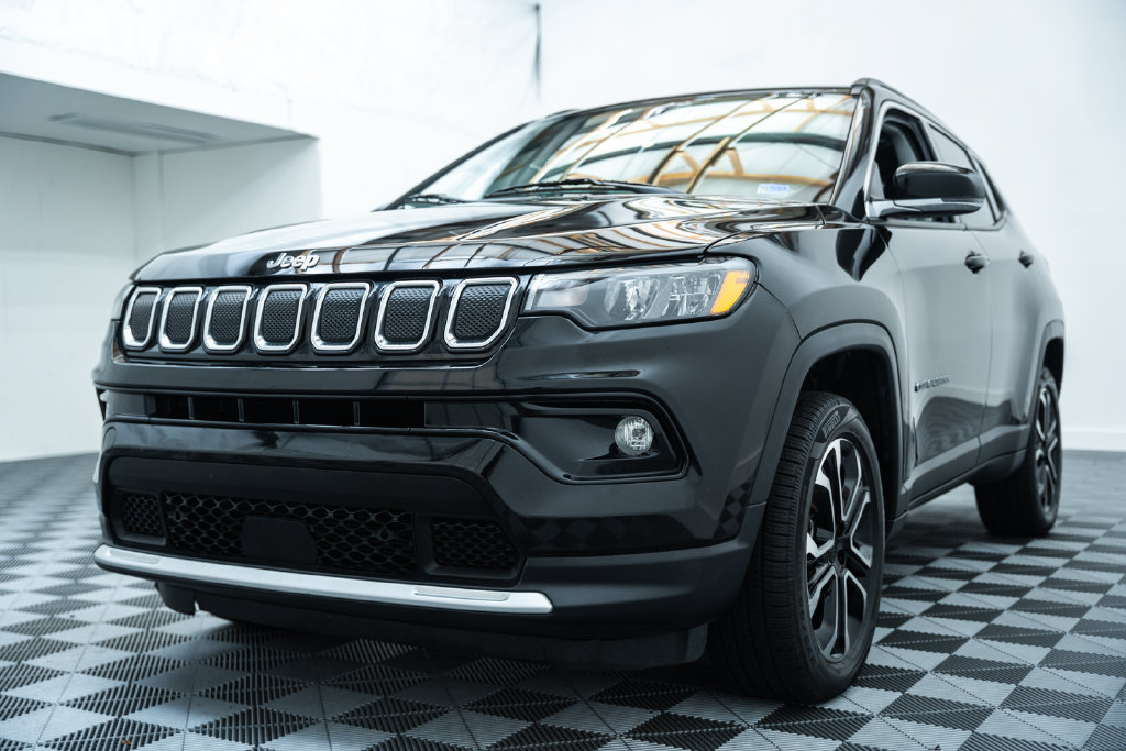 Used 2022 Jeep Compass Limited w/ Sun and Sound Group AWD/4WD image 3