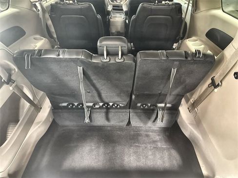 Used 2024 Chrysler Pacifica Touring-L image 25