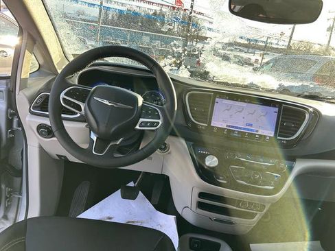 Certified 2024 Chrysler Pacifica Touring-L image 11