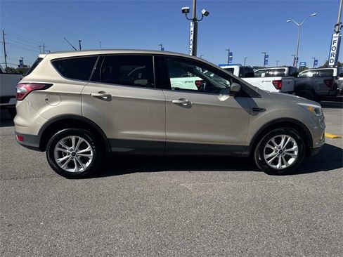 Used 2017 Ford Escape SE image 4
