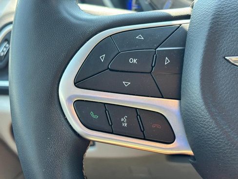 Used 2024 Chrysler Pacifica Touring-L FWD image 20