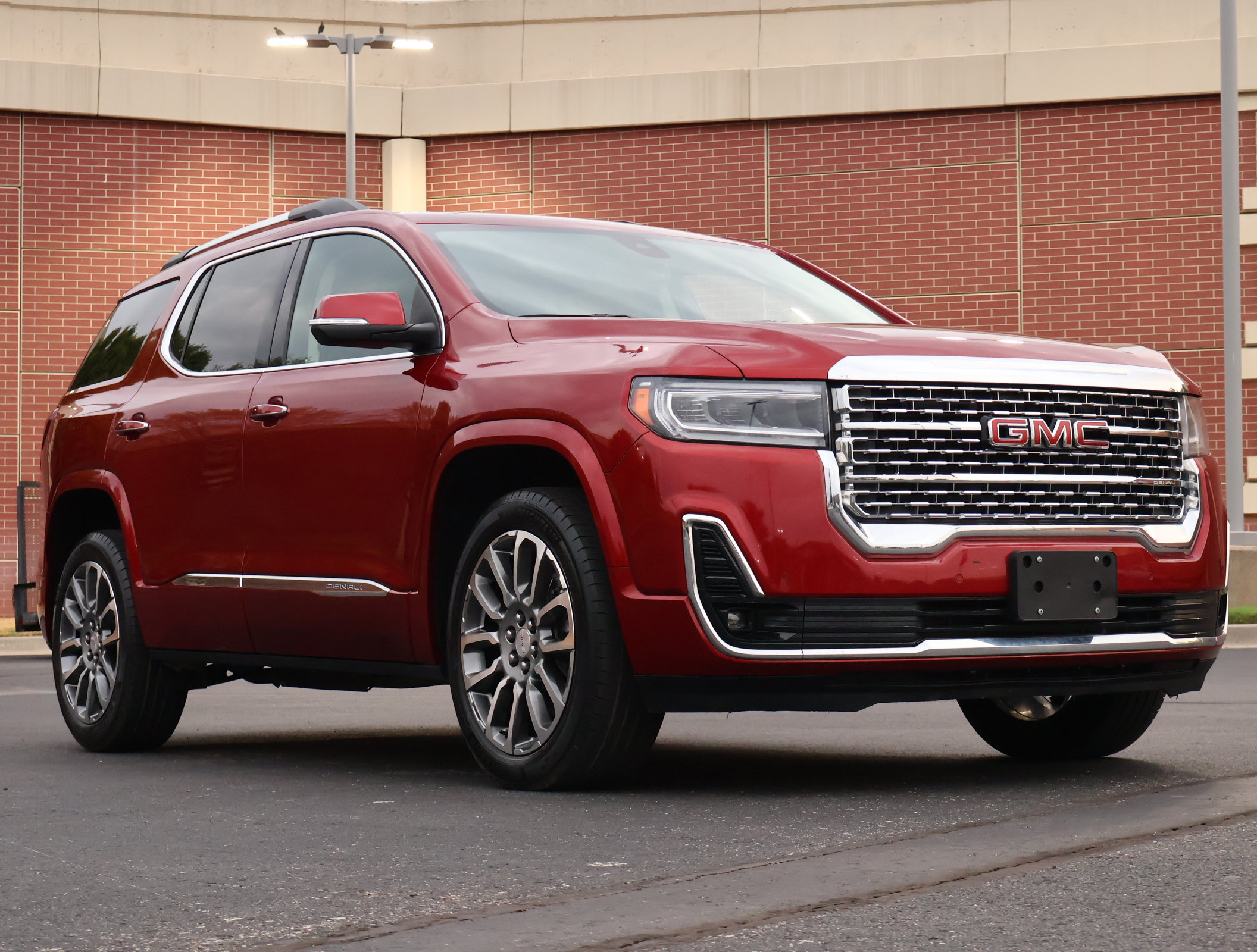 Used 2023 GMC Acadia Denali FWD image 1
