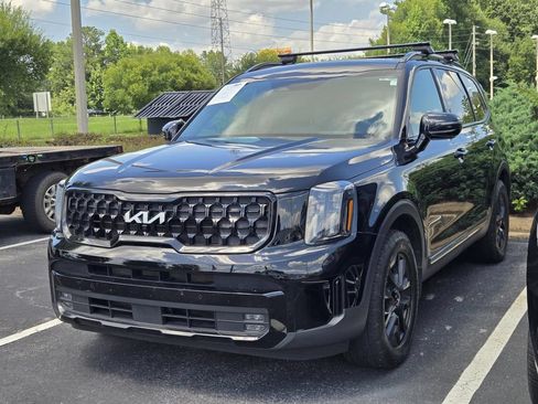 Used 2024 Kia Telluride AWD image 3
