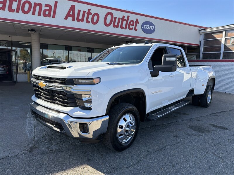 Used 2025 Chevrolet Silverado 3500 LT w/ Safety Package AWD/4WD image 2