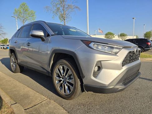 Used 2019 Toyota RAV4 XLE Premium image 11