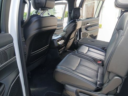 Used 2024 Jeep Wagoneer L Series II w/ Flexible Seating Group AWD/4WD image 18