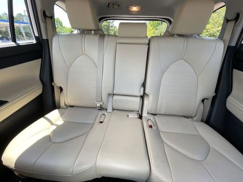 Used 2024 Toyota Highlander XLE AWD/4WD image 12